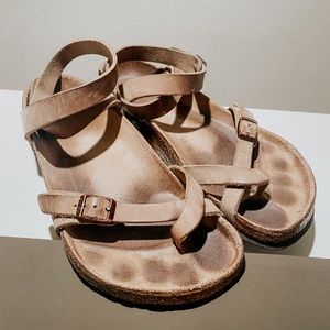 Around the ankle Yara Birkenstocks